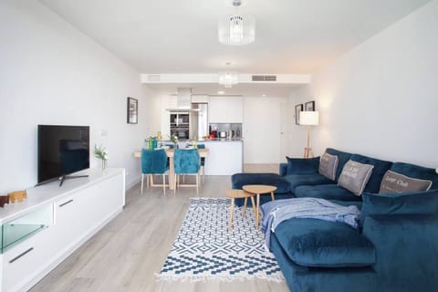 Salón y cocina abierta