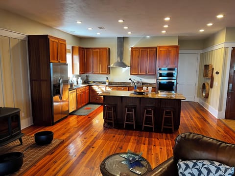 Looking at the kitchen area. The island is 8' long.