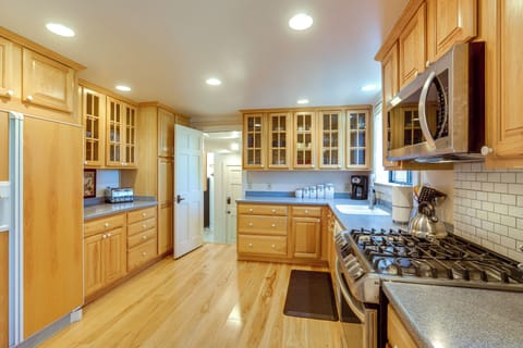 Kitchen | 1st Floor | Dishwasher | Coffee Maker | Spices