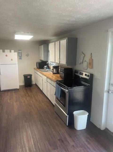 Full Kitchen. Dishwasher, Oven, Ice Maker, Microwave, Air Fryer, crock Pot