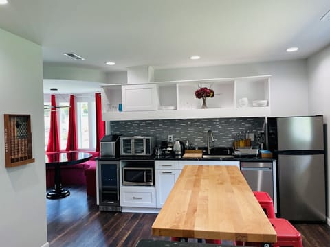 Kitchenette & Dining