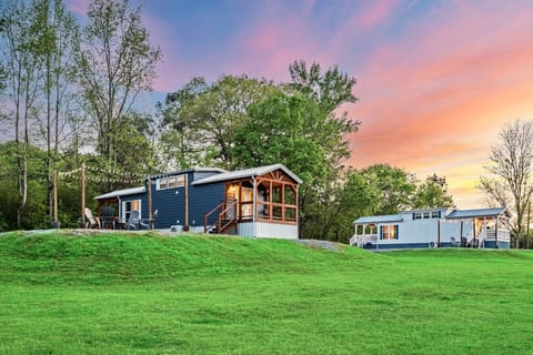 Charming Getaway: Enjoy stunning sunsets from the porch of this unique retreat in Guntersville!