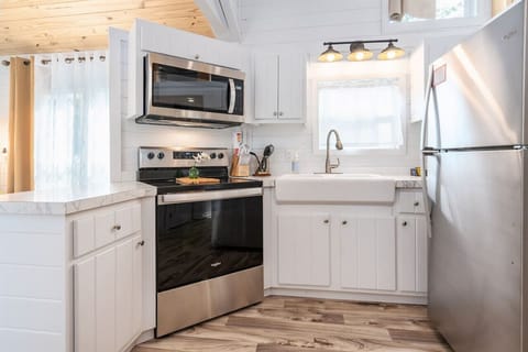 Wake up and enjoy a warm cup of coffee, tea or cocoa in this well-appointed kitchen plus a coffee bar including pods, creamer and sugar!