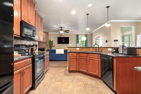 Fully equipped kitchen with high quality granite countertops.