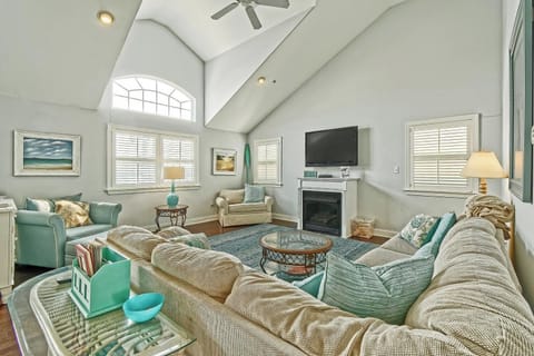 Living Area

Cable & Smart TV;   Mood or functional Firecplace