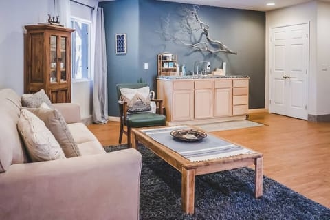 Talk, laugh, and make lasting memories as you prepare your meals with loved ones and friends. The open-concept kitchenette and dining area allow for easy conversation and plenty of space for all to enjoy.