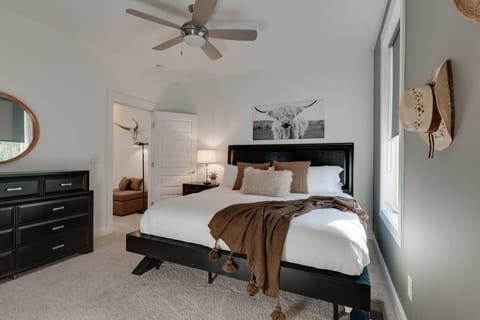 Bedroom 2 – King-size bed