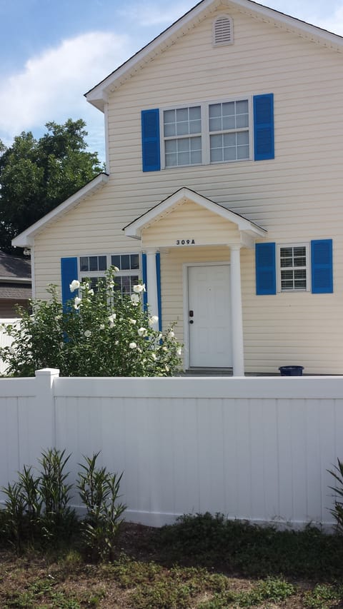 Beautiful home. Private parking. Walk to ocean.