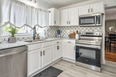 Our kitchen has everything you need to cook delicious meals. The appliances are top-of-the-line, the countertop is sleek and durable, and the kitchen is spacious and well-lit. This kitchen is perfect for entertaining guests or cooking for a large family.