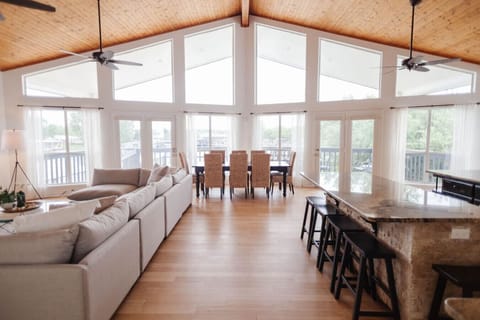 Lakefront Retreat w/ Pool & Game Room | Families House in Granite Shoals