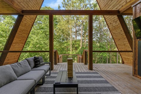 Outdoor Lounge: Relax on the spacious deck surrounded by nature—perfect for sunset views!