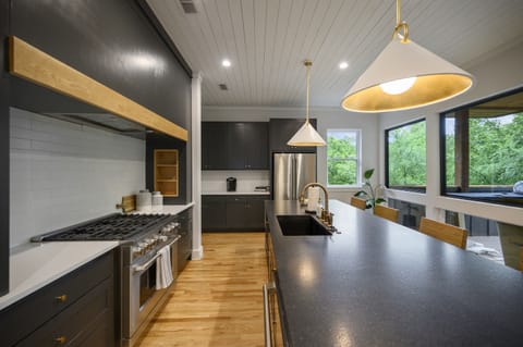 Kitchen: Culinary adventures await in this modern paradise with stunning nature views!