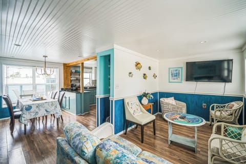 13409 Gulf Blvd Madeira Beach FL 33708 USA Dining room DSC04239 (1)