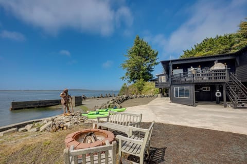 Coos Bay Vacation Rental | 4BR | 2.5BA | 3,622 Sq Ft | Stairs Required