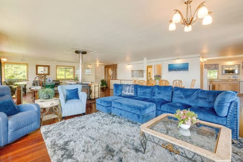 Living Room | Free WiFi | Smart TV | Foosball & Air Hockey | Board Games