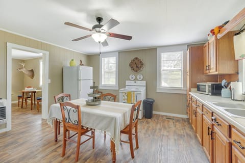 Kitchen | Dining Area | Dishware & Flatware Provided