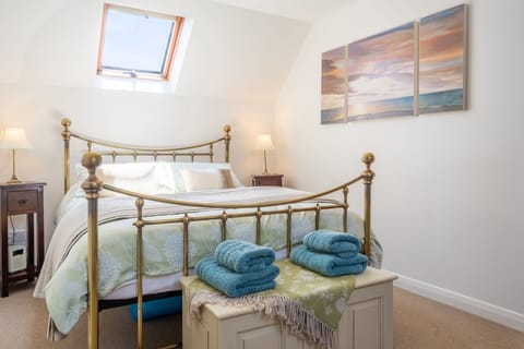 Escape, Aldeburgh: The spacious bedroom with 5' king-size bed