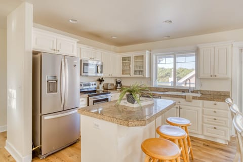 Kitchen with Island Seating
