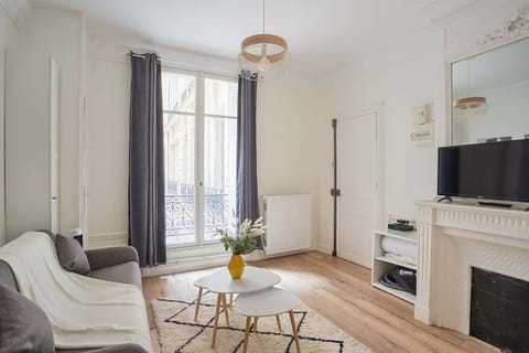 Studio avec canapé lit double , télévision et cuisine américaine