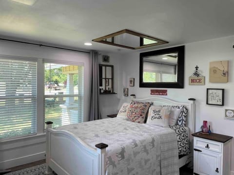 Bright, Romantic and Cheery Master Suite. The Mistletoe Farm is a Texas Honeymoon Destination