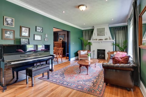 Atlanta Vacation Rental | 2BR | 1BA | 1,200 Sq Ft | Outdoor Staircase Required