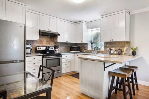 Fully equipped kitchen with breakfast nook & seating for 2