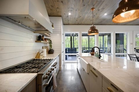 Spacious Kitchen: Whip up culinary delights surrounded by nature's beauty!