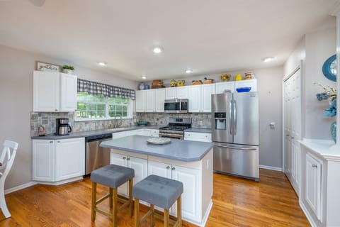 kitchen - dining table to the left, not shown