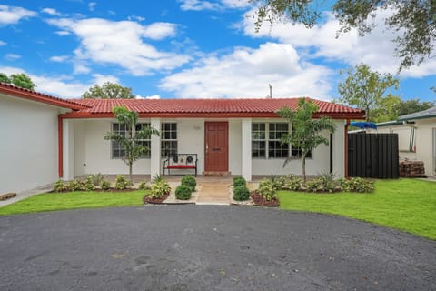 Welcome to "Hollywood Hills," your perfect sun-filled vacation getaway!