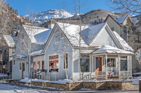 3200 square feet in ideal location