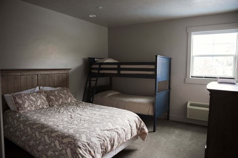 1 Queen & 1 Twin Bunk Bed