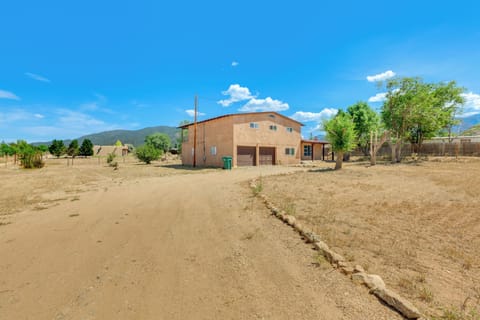 2-Story House | Mountain Views | Self Check-In | 11 Mi to Taos Ski Valley