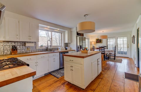 Gourmet eat-in kitchen