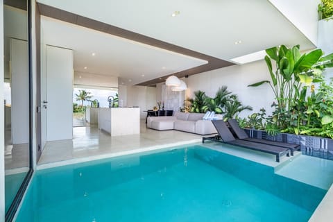 Swimming pool, Living room