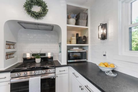 Fully equipped kitchen, gas, oven, drip coffee maker