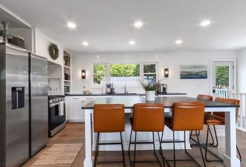 Fully equipped kitchen, with seating