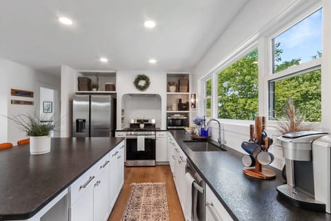 Fully equipped kitchen, gas, oven, drip coffee maker