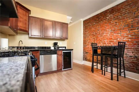 Walk into the kitchen with open vrick display