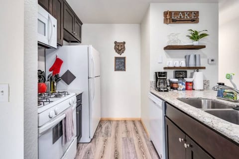 A fully stocked kitchen to bake all of your favorite meals with many amenities and granite counters.  Have a cup of hot tea on a cold winter day or a hot cocoa on the go and walk to the lake from the Retreat.