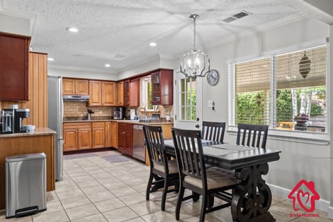 Breakfast Nook with 4 seats