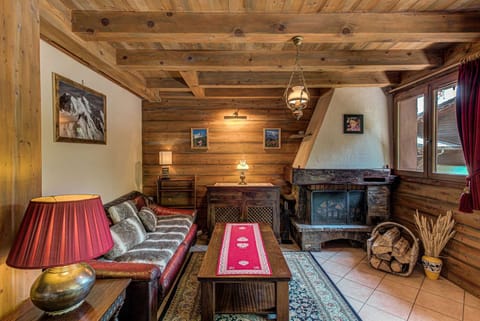 Cosy fire place Chalet Blackbushe