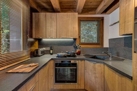 Modern Kitchen Chalet Blackbushe