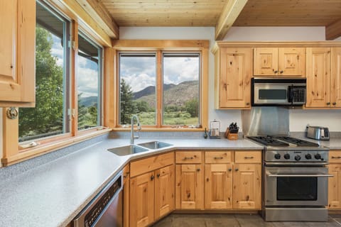 Fully Stocked Kitchen
