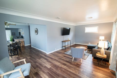 Smart TV, table tennis, books, stereo