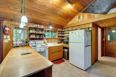 Kitchen | Main Cabin | Coffee Maker | Spices | Cooking Basics | No Dishwasher
