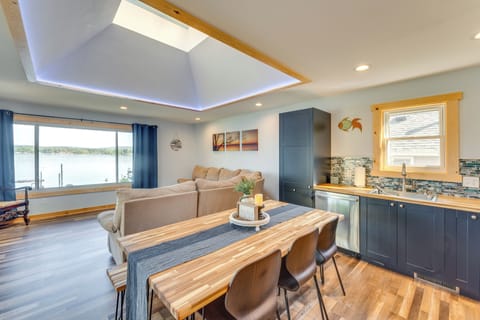 Dining Area | Dishware/Flatware Provided