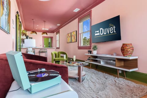 The Leo | In the Heart of Park Circle Main Strip