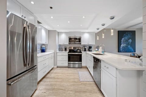 Fully equipped kitchen with marble countertops, ample counter space and stainless steel appliances