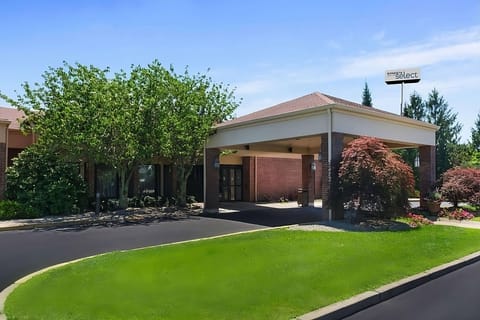 Arrive with ease under the covered, welcoming hotel entrance.