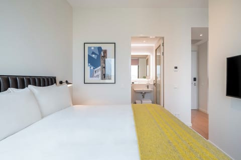 Sink into quiet comfort with an easy ensuite just steps away.